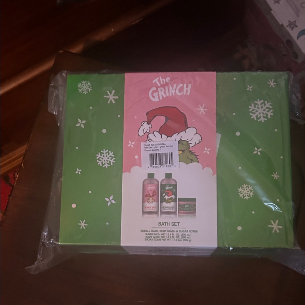 The Grinch Bath Set with Green and Pink Packaging